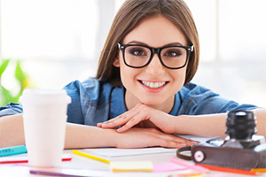 Disabili DOC – Ragazza con occhiali di professione writer