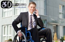 Disabili DOC – Ragazzo in carrozzina che parla al cellulare