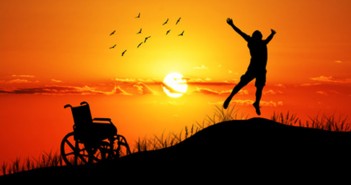 Disabili DOC – Protagonisti: un Disabile liberatosi dalla carrozzina esulta al tramonto