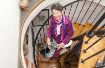 Disabile DOC – Thyssen Krupp Encasa, Life in motion. L'immagine mostra la Signora Marga Schüler mentre scende le scale comodamente seduta, l'indipendenza è qualità di vita.