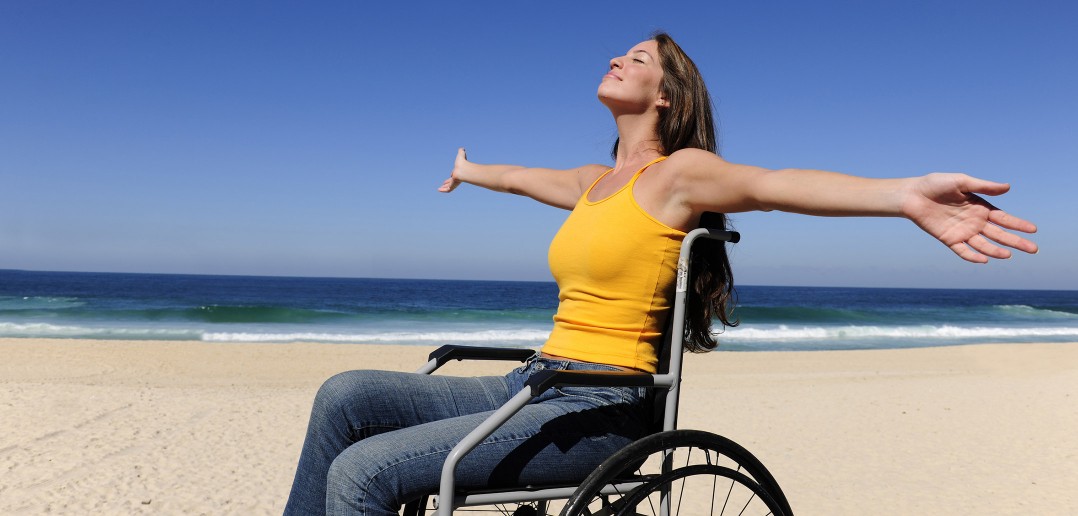 Disabili DOC – Ragazza Disabile al mare sulla spiaggia