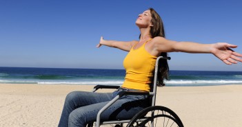 Disabili DOC – Ragazza Disabile al mare sulla spiaggia