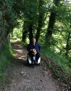 Disabili DOC – Genny 2.0 di Genny Mobility, il Sig. Roberto Moretti a cavallo della sua Genny sta percorrendo un sentiero impervio in una zona boschiva
