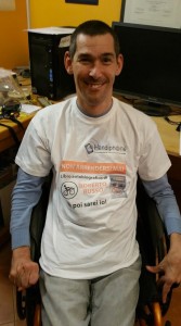 Disabili DOC – Roberto Russo, l'autore di “Non arrendersi mai”, indossa con soddisfazione la maglietta del progetto Handiphone