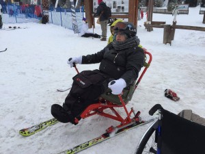 Disabili DOC – Sowmya Sofia Riccaboni sulle nevi di Bardonecchia mentre si avvia a sciare in compagnia di Dario Capelli del circolo Viaggiare Disabili di Bardonecchia