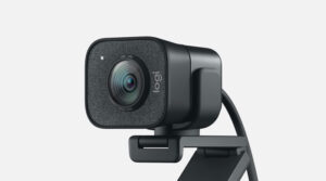 Disabili DOC – “Speciale Logitech StreamCam” – L'immagine mostra la StreamCam montata su uno dei suoi due supporti, questo consente di fissarla a un monitor