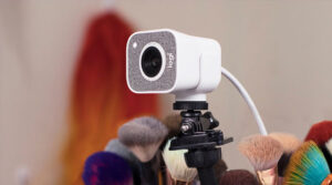 Disabili DOC – “Speciale Logitech StreamCam” – L'immagine mostra la StreamCam montata su un treppiede