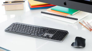 Disabili DOC – “Speciale Logitech MX Keys” – L'immagine mostra la tastiera inserita in un setup elegantemente minimalista