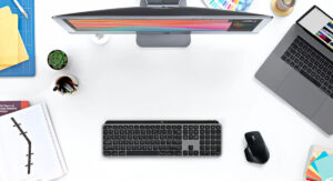 Disabili DOC – “Speciale Logitech MX Keys” – L'immagine mostra la tastiera vista dall'alto e inserita in un setup completo di iMac e MacBook Pro