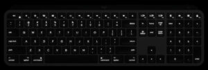 Disabili DOC – “Speciale Logitech MX Keys” – L'immagine mostra la tastiera vista dall'alto e mette in evidenza l'ottima retroilluminazione dei tasti