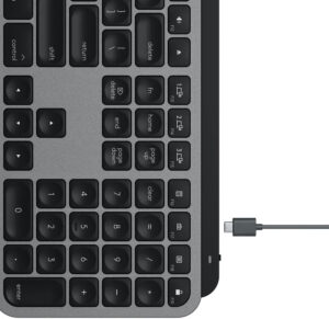 Disabili DOC – “Speciale Logitech MX Keys” – L'immagine mostra la posizione in cui si trova un connettore USB-C atto alla ricarica della batteria ricaricabile interna alla tastiera