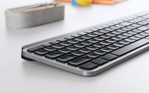 Disabili DOC – “Speciale Logitech MX Keys” – L'immagine mostra l'elegante profilo in alluminio proposto in Grigio Siderale che ben si associa al nero opaco delle parti in plastica