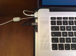 Disabili DOC – “Speciale Logitech MX Keys” – L'immagine mostra il ricevitore USB della tastiera inserito in una porta USB del MacBook Pro