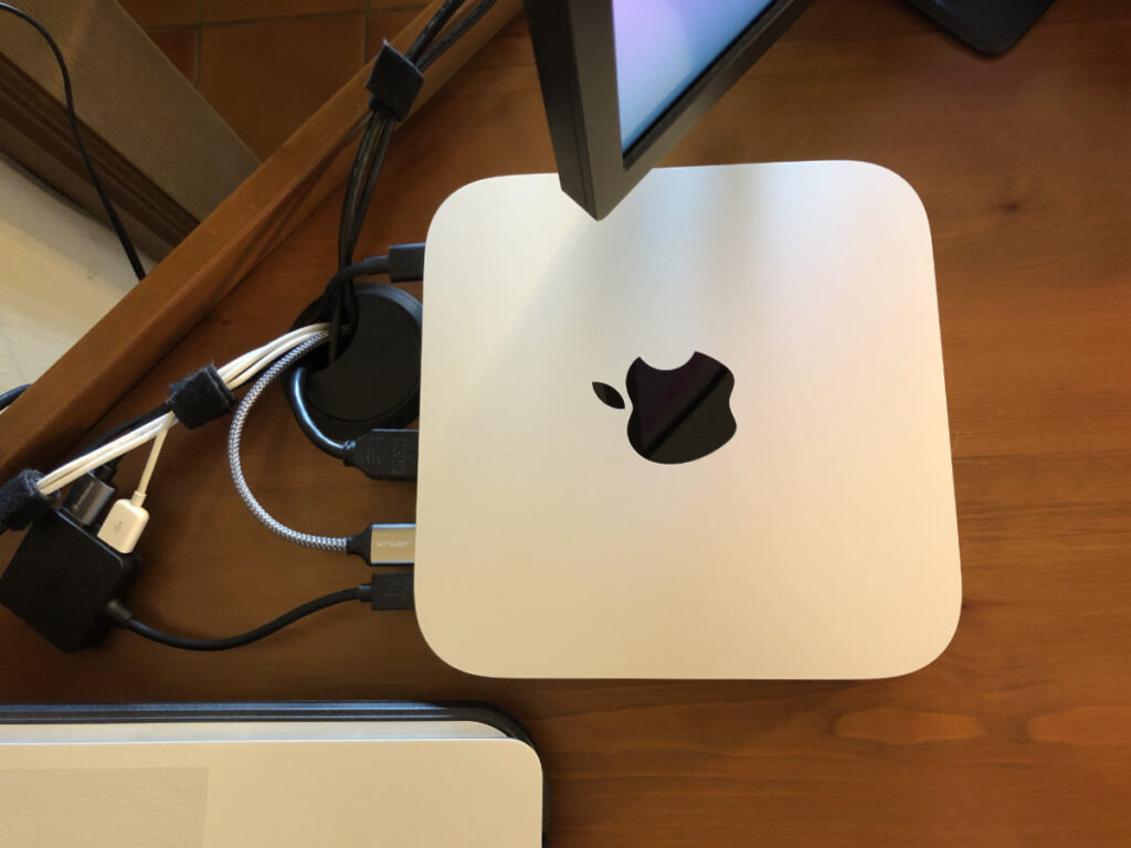 Disabili DOC – L'immagine mostra il Mac mini M1 del 2020 e relativi collegamenti