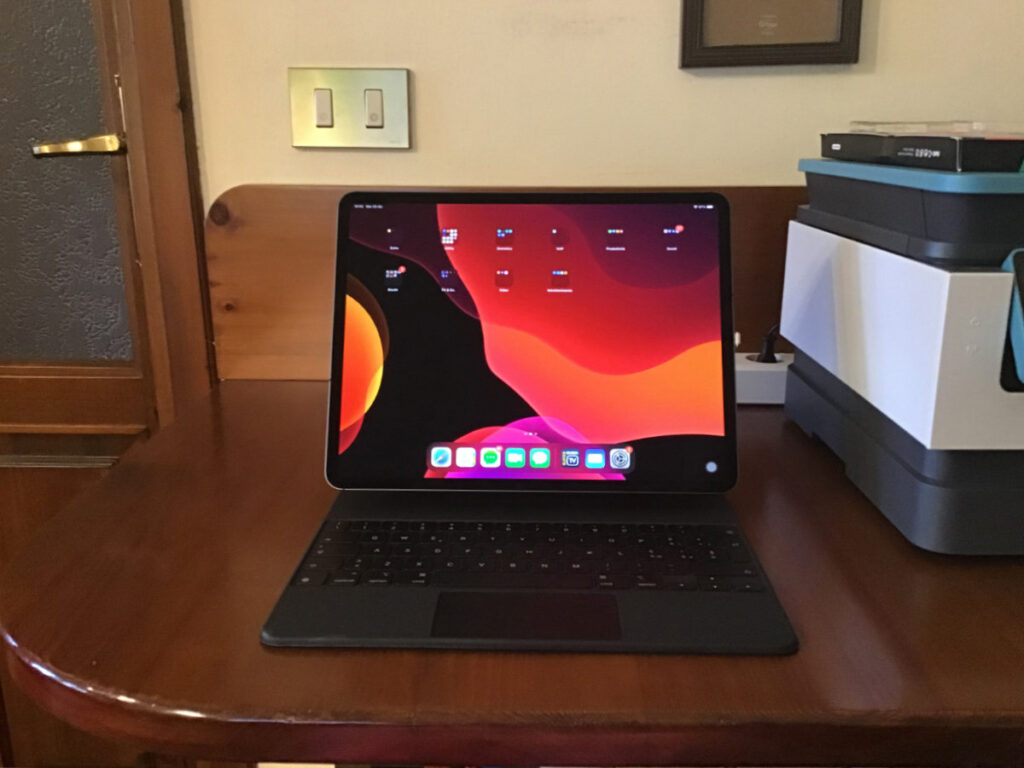 Disabili DOC – L'immagine mostra l''iPad Pro 12,9" 2020 sulla Magic Keyboard