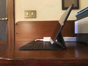 Disabili DOC – L'immagine mostra l'iPad Pro 12,9" 2020 sulla Magic Keyboard, la vista laterale mette il evidenza il frutto del cavo magnetico questa volta inserito nella porta USB-C dell'iPad