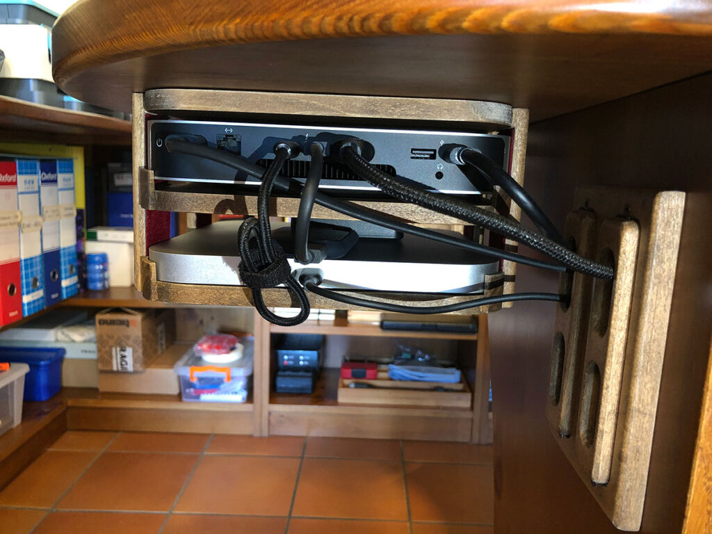 Disabili DOC – Vista da dietro, la struttura e i passacavi sono ora montati sotto la scrivania